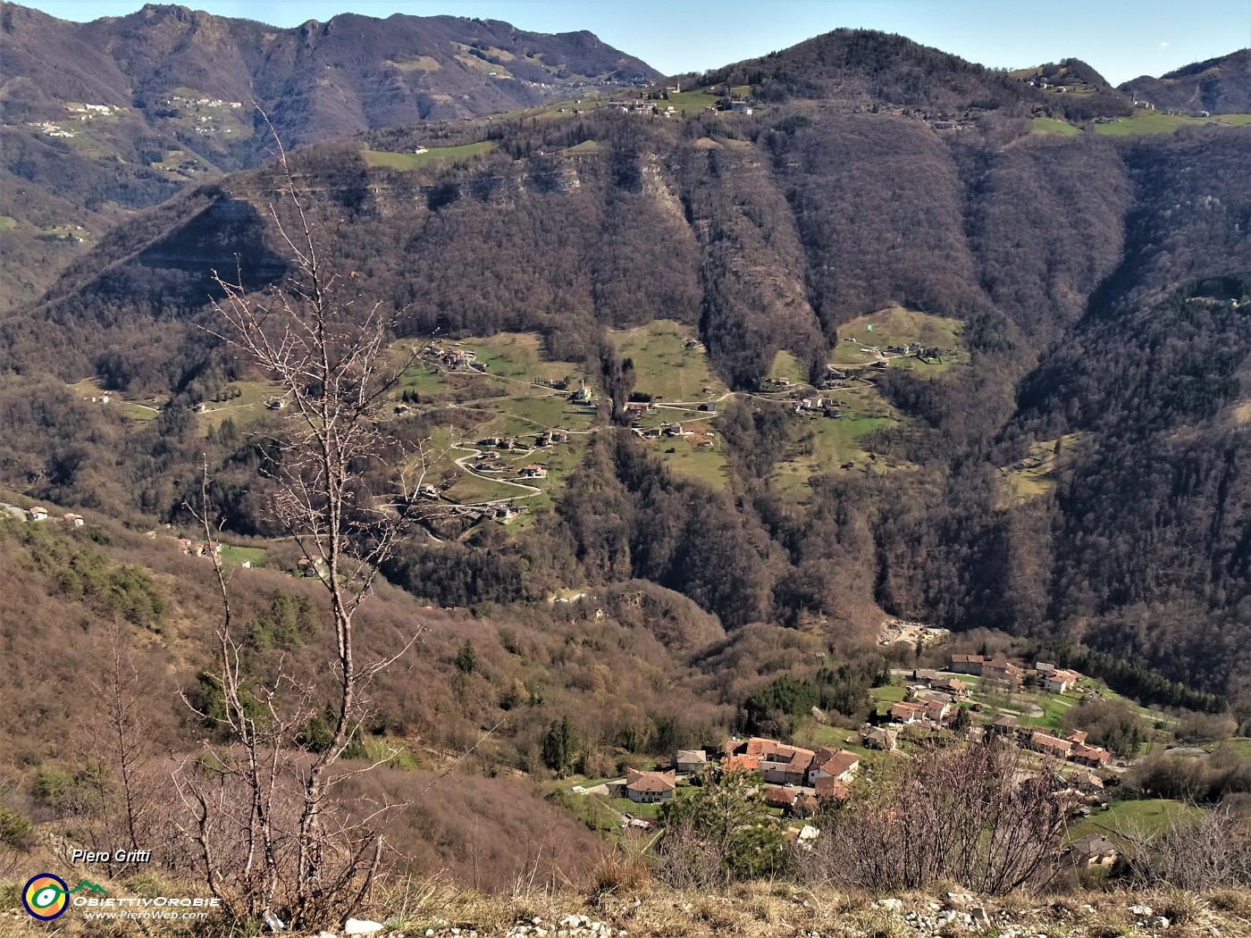 69 Dal Pizzo di Spino zoom su Pregaroldi e di fronte Cornalta.JPG